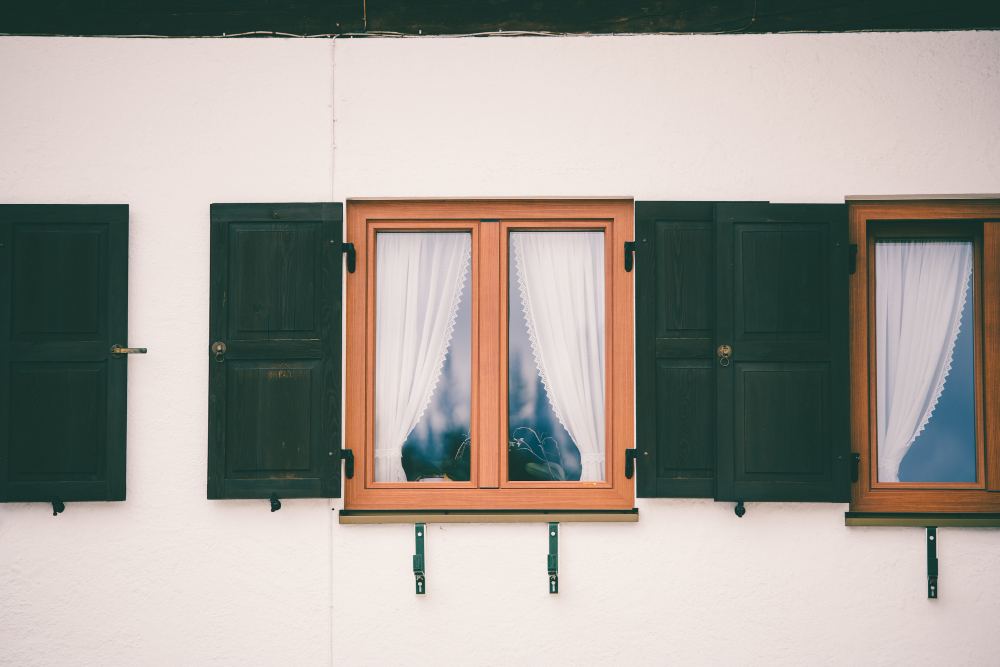 Altes Fenster mit sichtbaren Schwachstellen, die zu Energieverlust und höheren Heizkosten führen können