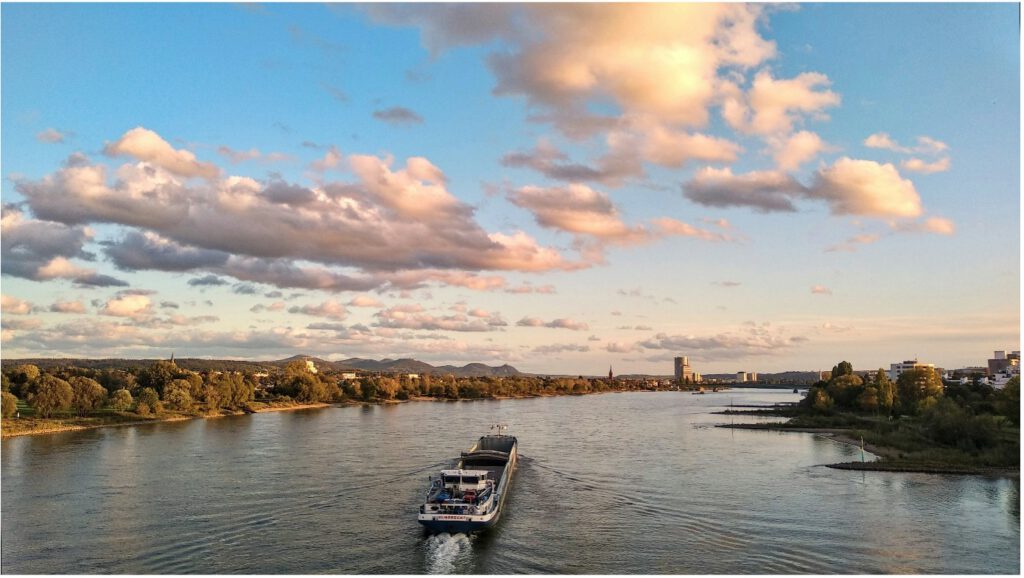 Blick über den Rhein auf Bonn mit UN-Campus – Stadt mit Klimazielen und Förderprogrammen für energetische Sanierung