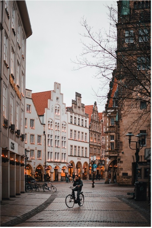Energieberatung Bonn 2 Historische Altstadt von Bonn mit Radfahrer – nachhaltige Mobilität und sanierungsbedürftige Altbauten