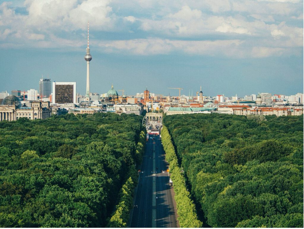 Energieberatung Berlin 1 Grüner Tiergarten mit Blick auf Berliner Skyline – Nachhaltige Stadtentwicklung durch energetische Sanierung in Berlin