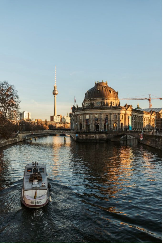 Energieberatung Berlin 4 Blick auf Berliner Museumsinsel mit Fernsehturm und Spree – Symbol für Tradition und Zukunftsfähigkeit bei energetischer Sanierung