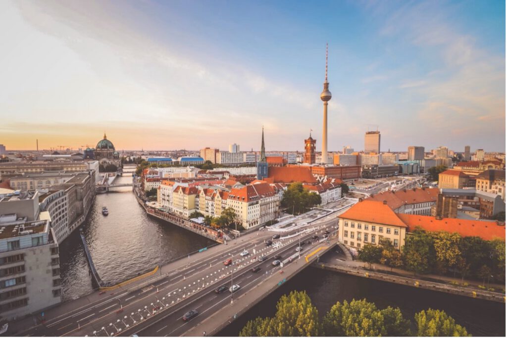 Energieberatung Berlin 3 Zentrale Skyline von Berlin mit Fernsehturm – Energieberatung in der Hauptstadt für klimafreundliche Gebäudesanierung
