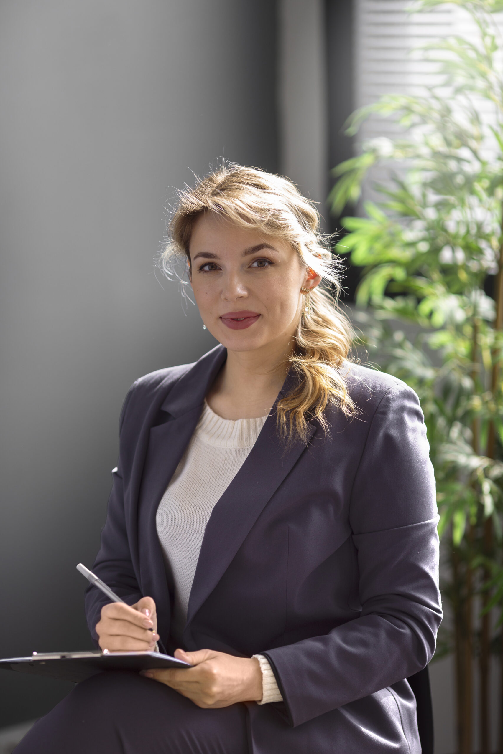 seitenansichtsfrau die drinnen arbeitet scaled