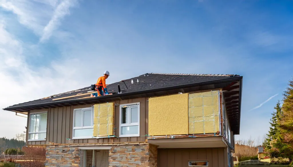 Die Fenster und die Fassaden eines Hauses werden saniert